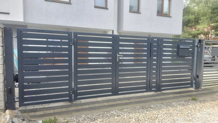 Falttore mit integrierter Pforte 20250801 104418 1